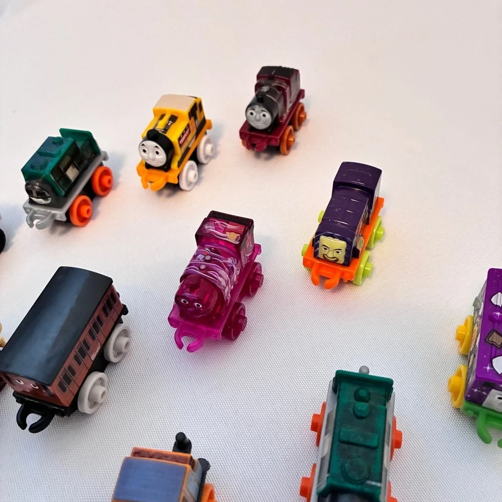 Fisher-Price Thomas & Friends Minis Toy Train 16 Pack Miniature Trains